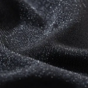 Primer plano de tela negra brillante, textura suave y material de ropa interior transpirable.
