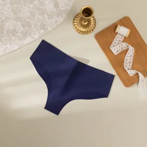 Vue détaillée de culottes pour femmes en soie glacée unie, sans coutures, douces et respirantes.