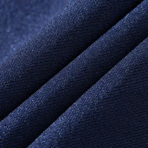 Primer plano de tejido de seda de hielo azul oscuro con textura fina de punto y brillo.