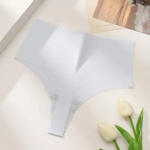 Culotte string sans coutures blanc pour femme, taille basse unie respirante et confortable.