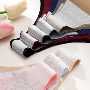 Détail de sous-vêtement féminin sans coutures, tissu doux et respirant, empilement coloré.