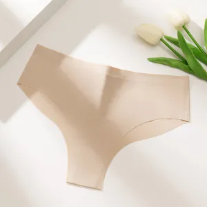Seamless women low-waist solid color thong, breathable comfortable sports underwear detail.