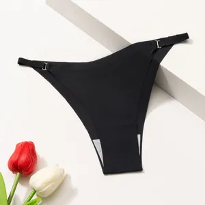 Détail de string en soie glacée sans couture noir affichant l'anneau métallique latéral.