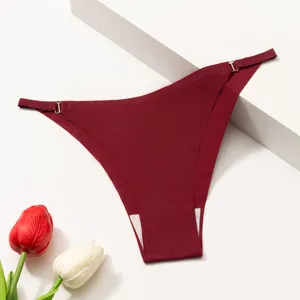 Détail de string sans coutures bordeaux montrant de fines bretelles ajustables et tissu doux.