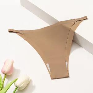 String extensible sans couture avec lanières latérales ajustables, design confortable.