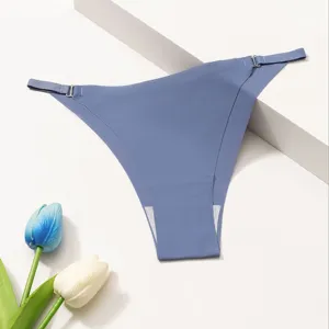 Vue de détail rapprochée du string bleu en soie glacée lisse avec brides ajustables.
