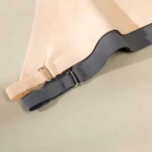 Gros plan des bretelles de sous-vêtements sans couture pour femmes avec attaches en métal.