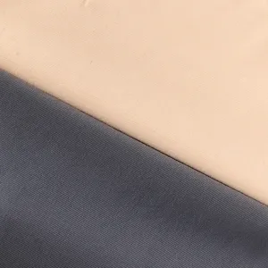 Gros plan sur le tissu de sous-vêtements en soie glacée sans couture, texture lisse et côtelée.