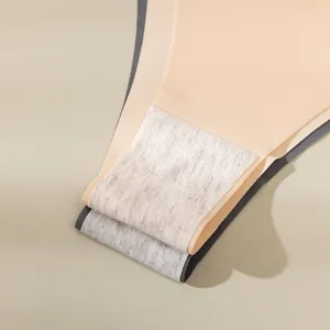 Vue détaillée d'un string femme en soie glacée sans couture avec entrejambe coton respirant.