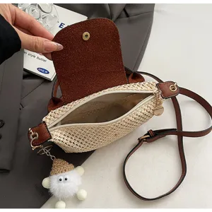 Geflochtene Stroh Umhängetasche PU Leder Klappe Schultertasche mit süßem Puppen Anhänger