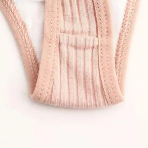 Vista dettaglio tessuto tanga costine rosa che mostra consistenza e cuciture pulite.