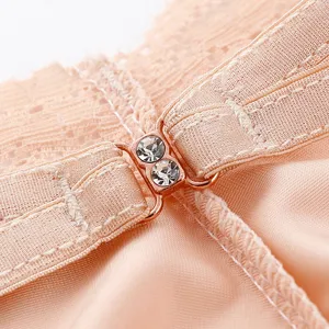 Close-up detail van naadloos ijszijde damesondergoed met elegant kanten randje.