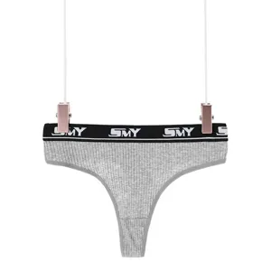 Tanga da donna a costine grigio, perizoma sportivo a vita bassa con fascia elastica con lettere.