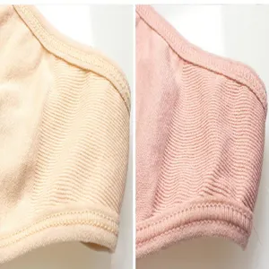 Vista dettagliata slip a costine donna, tessuto morbido traspirante, comodo intimo quotidiano.