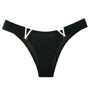 Slip perizoma bikini donna nero sexy con dettagli hardware in metallo a V sui lati.
