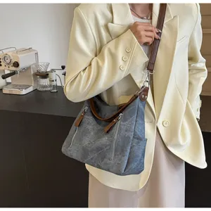 Detailansicht der stylischen Damen Umhängetasche mit Farbverlauf und Reißverschlüssen.