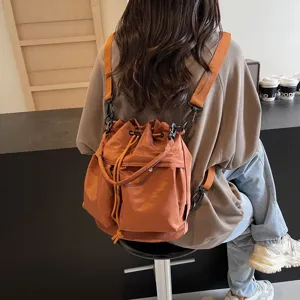 Schicke braune Kordelzug Beultasche für Damen, vielseitiger Nylon Schulterrucksack Alltag.