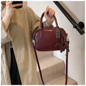 Vintage bordeauxroter Boston Umhängetasche für Damen, schicke Freizeittasche mit Anhängern.