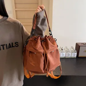 Detailansicht der lässigen braunen Nylon-Kordelzug-Eimer Tasche mit stabilen Trägern.