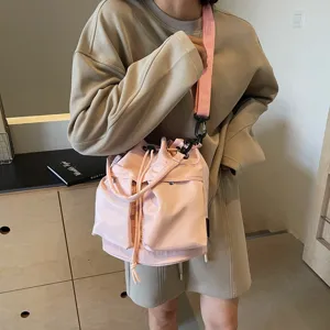 Rosa Nylon Beuteltasche mit Kordelzug, lässige Umhängetasche für Damen im Alltag.