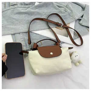 Kleine Nylon Umhängetasche für Damen, leichte lässige Mini Handtasche mit Griff und Gurt.