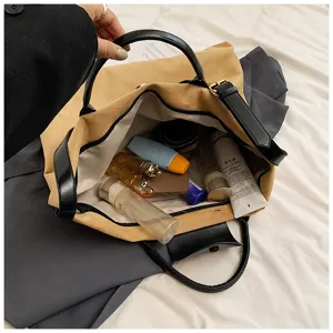 Lässige Wildleder-Shopper Tasche mit großem geräumigen Innenraum für den praktischen Alltag.