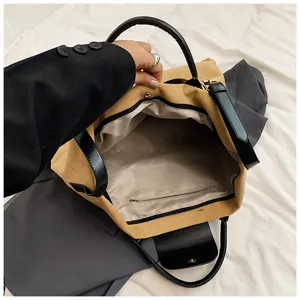 Detailansicht des geräumigen Wildleder-Shoppers mit Innenfutter und praktischer Reißverschlusstasche.
