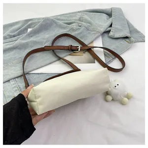 Detaillierte Nylon Umhängetasche, leichte Mini Handytasche mit süßem Plüsch-Anhänger.