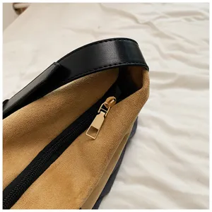 Wildleder Handtasche Reißverschluss Detail, braun Velours, schwarz Leder, Nahaufnahme.