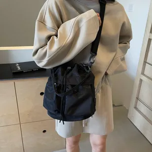 Minimalistische Nylon Kordelzug Beuteltasche, modische lässige Umhängetasche für Damen.