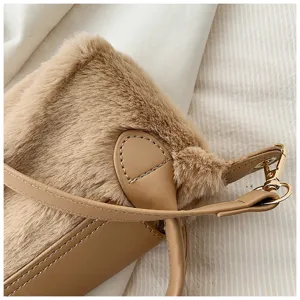 Nahaufnahme der flauschigen Plüsch Handtasche Detail, weiches Fellimitat mit PU Leder.