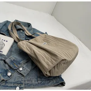 Lässige plissierte beige Segeltuch-Totetasche Detailansicht, stilvolle Umhängetasche.