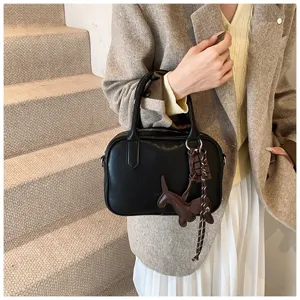 Vintage Stil Boston Handtasche für Damen, schicke schwarze Umhängetasche mit Anhänger.