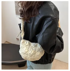 Nahaufnahme der weißen plissierten Wolkenschultertasche am Model mit weicher Poff-Textur.