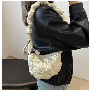 Detailansicht einer modischen weißen Rafftasche, weiche Wolke Damen Umhängetasche chic.