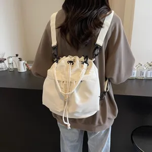 Detailansicht des stilvollen weißen Kordelzug-Rucksacks aus vielseitigem Nylongewebe.