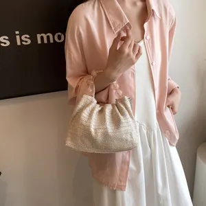Schicke gewebte Umhängetasche für Damen mit elegantem Perlenhenkel, perfektes Sommer-Accessoire.