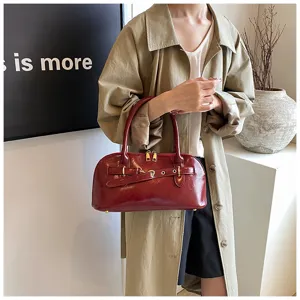 Elegante rote Damen Schultertasche im koreanischen Stil, glänzende Retro Handtasche.