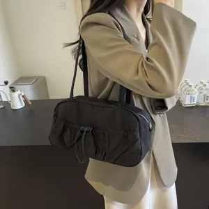 Detailaufnahme der trendigen Falten Kordelzug Tasche mit modischem schwarzen Nylon-Design.