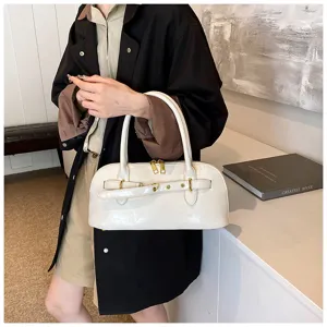 Elegante Damen Umhängetasche aus weißem Lackleder mit schickem Gürtelschnallen-Design.
