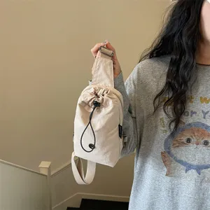 Detailansicht der leichten Canvas-Brusttasche mit verstellbarem Gurt und sicherem Kordelzug.