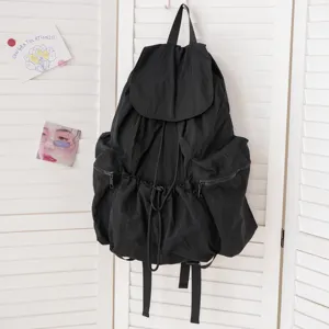 Detail des schwarzen Waschstoff-Rucksacks, Freizeitschultasche mit Kordelzugverschluss.