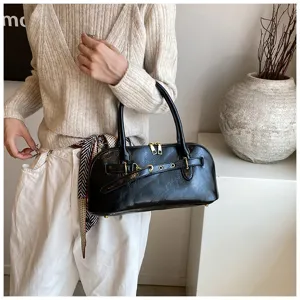 Koreanische Vintage schwarze Muschel Handtasche mit Metall Schnalle und doppelten Griffen.