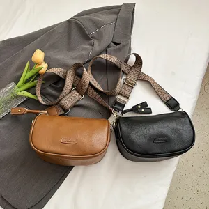 Detailansicht der lässigen Damen Satteltasche mit gemustertem breiten Schulterriemen.