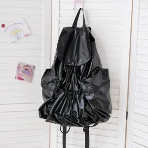 Detailansicht des schwarzen Kordelzug-Rucksacks mit glänzendem Stoff und großem Fassungsvermögen.