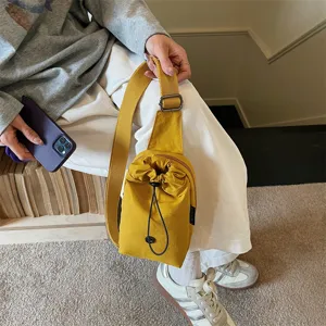 Leichte Canvas Umhängetasche für Damen, lässige Kordelzug Brusttasche für Outdoor und Reisen.