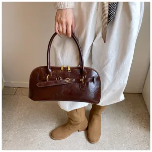 Schicke dunkelbraune Damen Handtasche, retro Bowling Schultertasche mit Schnallen Detail.