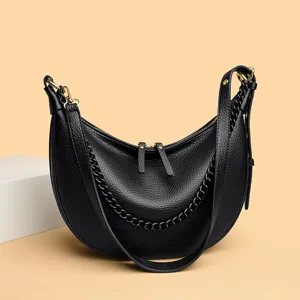 Schwarze Leder Halbmond Umhängetasche mit Kette, elegante Damen Hobo Handtasche.