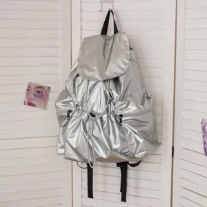 Stilvoller silberner Metallic-Rucksack mit Kordelzug, grossem Fach fuer Schule.