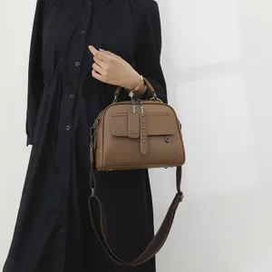 Modische braune PU Leder Umhängetasche mit praktischen Vordertaschen und Riemen.